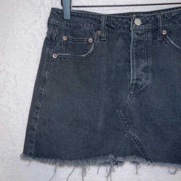 American Eagle Women's 8 Black Wash Denim Frayed Hem Hi Rise Festival Mini Skirt - Picture 4 of 8